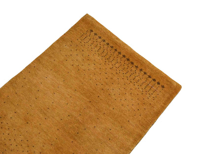 Handgeknüpfter Indo Loribaft Orientteppich von Khademi aus Wolle, gold. Geometrisches Nomaden-Design. Von Hand geknüpft in Indien. Größe: 90x58cm. Teppichnummer: KB4-1716. Verkauf durch Jupiter Intl.