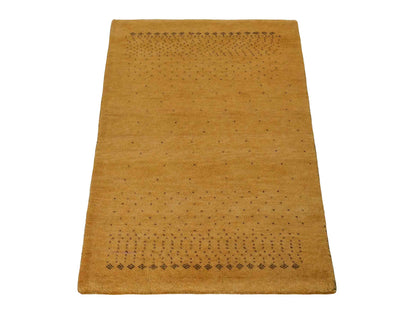 Handgeknüpfter Indo Loribaft Orientteppich von Khademi aus Wolle, gold. Geometrisches Nomaden-Design. Von Hand geknüpft in Indien. Größe: 90x58cm. Teppichnummer: KB4-1716. Verkauf durch Jupiter Intl.