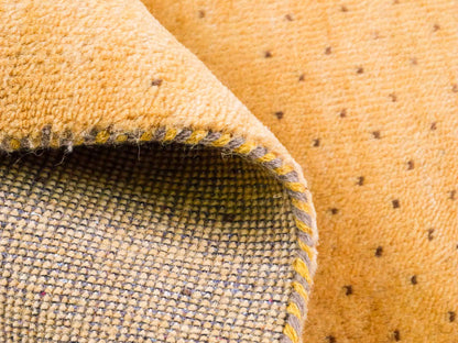 Handgeknüpfter Indo Loribaft Orientteppich von Khademi aus Wolle, gold. Geometrisches Nomaden-Design. Von Hand geknüpft in Indien. Größe: 90x58cm. Teppichnummer: KB4-1716. Verkauf durch Jupiter Intl.