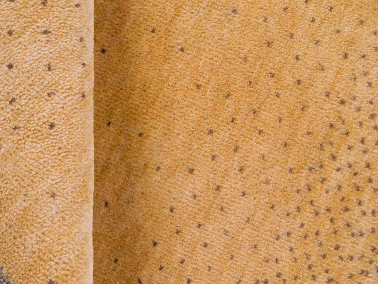 Handgeknüpfter Indo Loribaft Orientteppich von Khademi aus Wolle, gold. Geometrisches Nomaden-Design. Von Hand geknüpft in Indien. Größe: 90x58cm. Teppichnummer: KB4-1716. Verkauf durch Jupiter Intl.