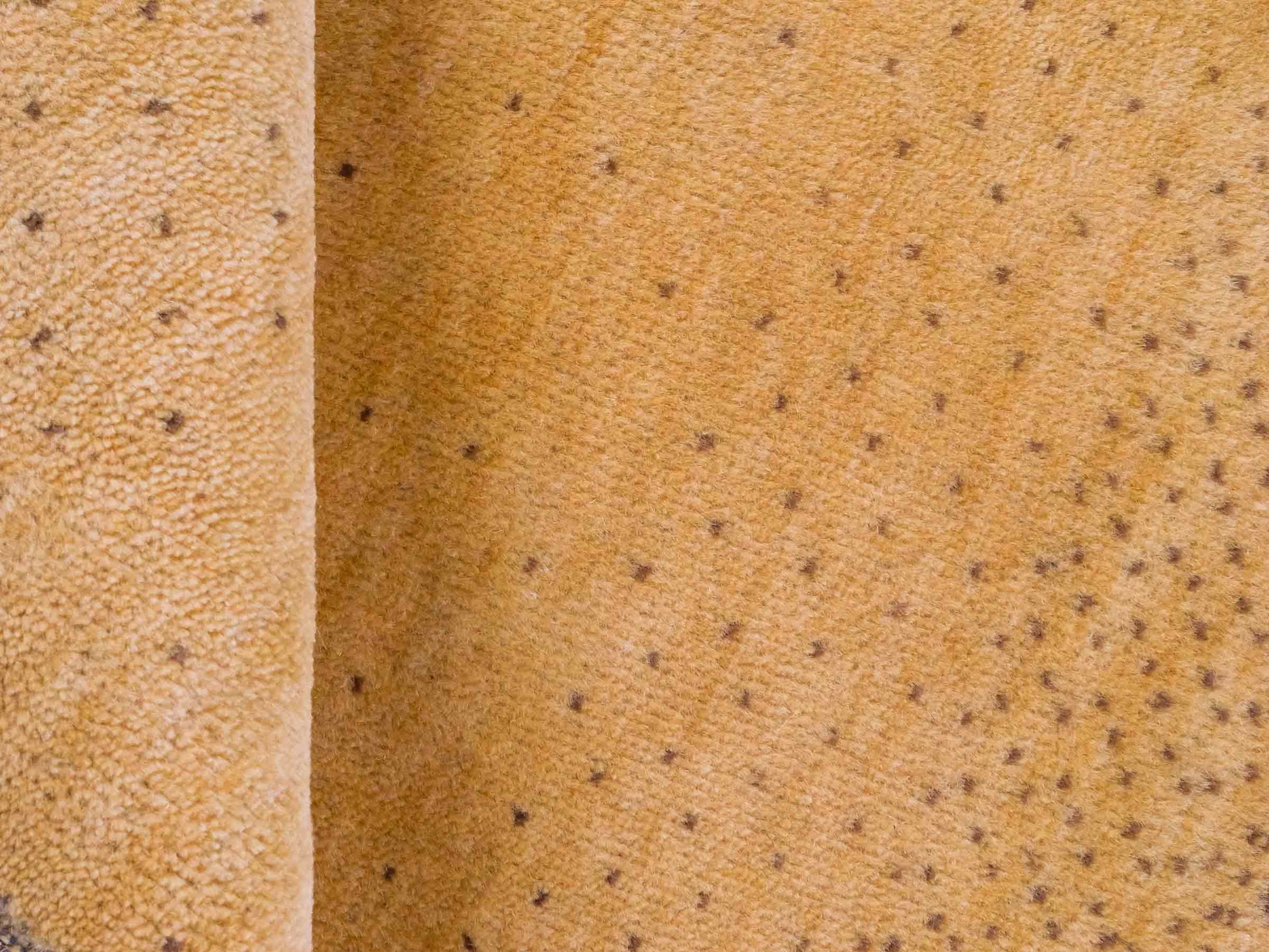 Handgeknüpfter Indo Loribaft Orientteppich von Khademi aus Wolle, gold. Geometrisches Nomaden-Design. Von Hand geknüpft in Indien. Größe: 90x58cm. Teppichnummer: KB4-1716. Verkauf durch Jupiter Intl.