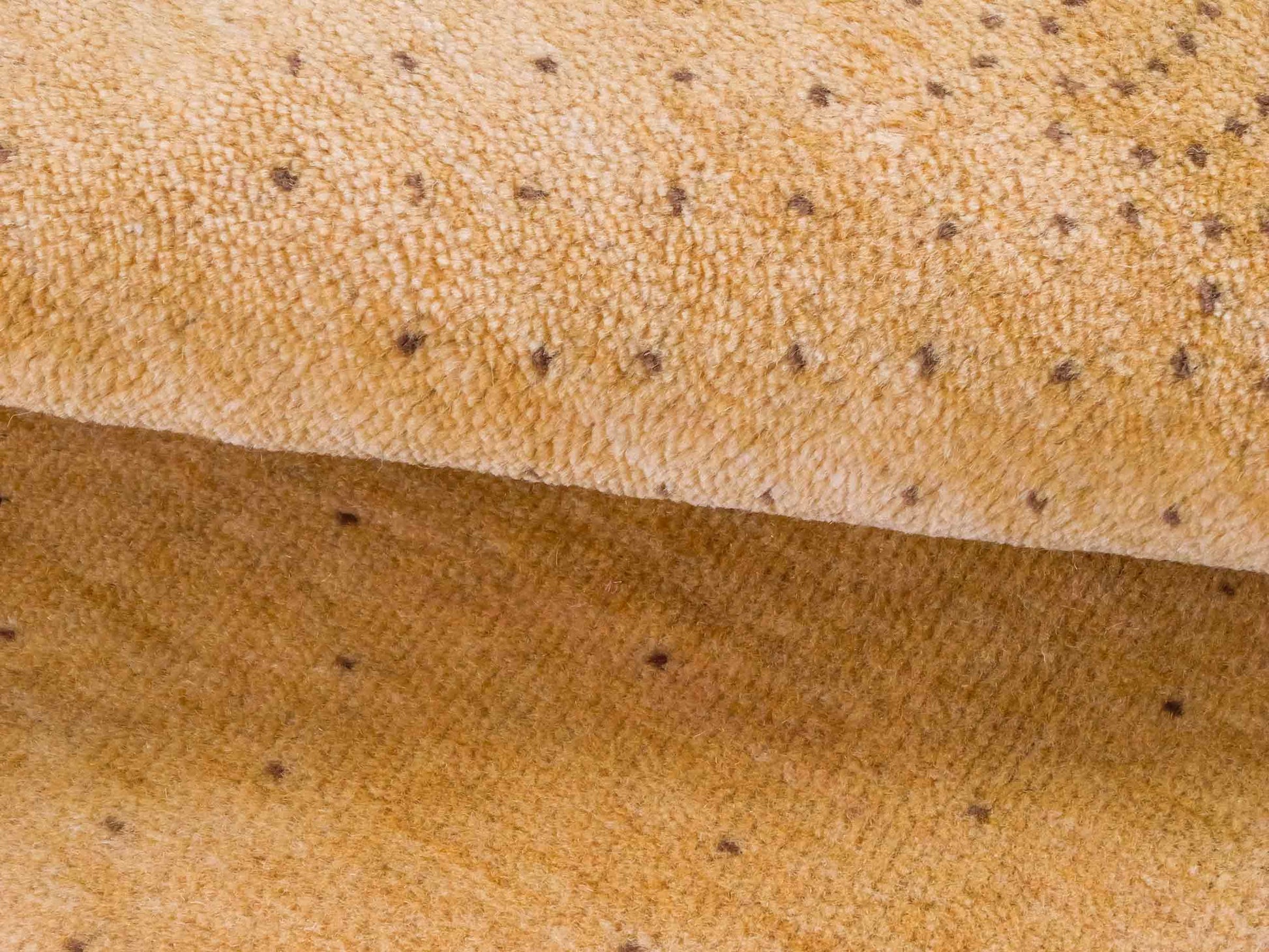 Handgeknüpfter Indo Loribaft Orientteppich von Khademi aus Wolle, gold. Geometrisches Nomaden-Design. Von Hand geknüpft in Indien. Größe: 90x58cm. Teppichnummer: KB4-1716. Verkauf durch Jupiter Intl.