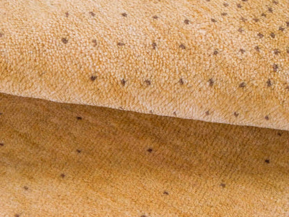 Handgeknüpfter Indo Loribaft Orientteppich von Khademi aus Wolle, gold. Geometrisches Nomaden-Design. Von Hand geknüpft in Indien. Größe: 90x58cm. Teppichnummer: KB4-1716. Verkauf durch Jupiter Intl.