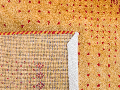 Handgeknüpfter Indo Loribaft Orientteppich von Khademi aus Wolle, gold. Geometrisches Nomaden-Design. Von Hand geknüpft in Indien. Größe: 90x59cm. Teppichnummer: KB4-1753. Verkauf durch Jupiter Intl.