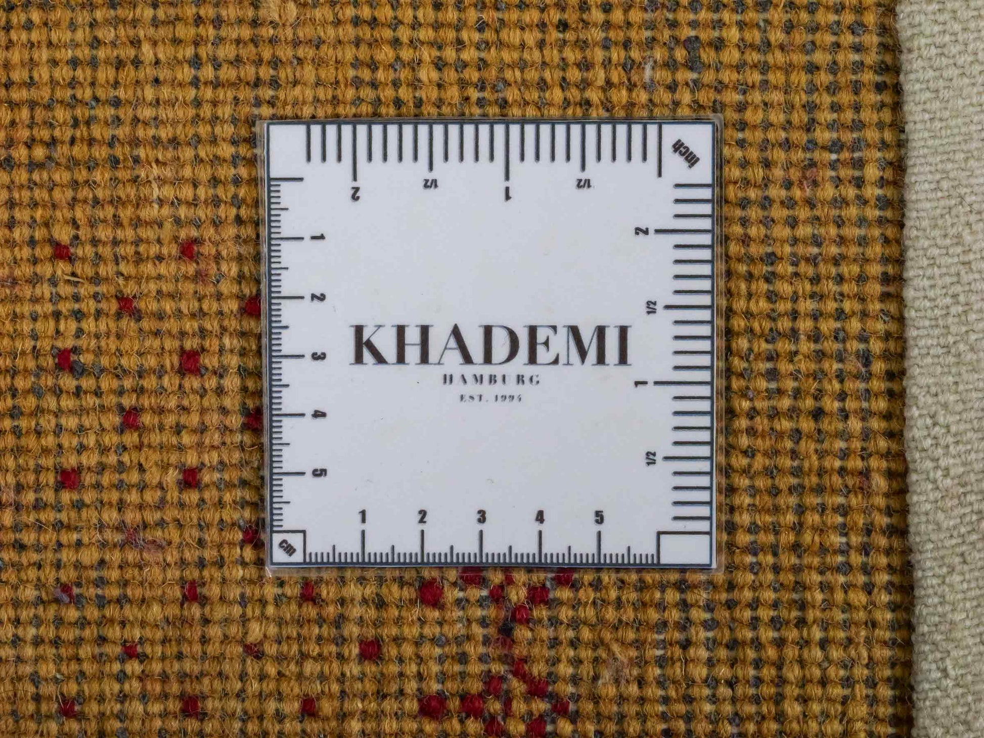 Handgeknüpfter Indo Loribaft Orientteppich von Khademi aus Wolle, gold. Geometrisches Nomaden-Design. Von Hand geknüpft in Indien. Größe: 90x59cm. Teppichnummer: KB4-1753. Verkauf durch Jupiter Intl.