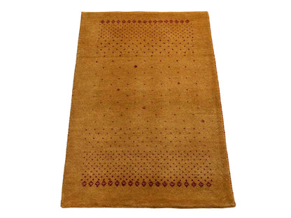 Handgeknüpfter Indo Loribaft Orientteppich von Khademi aus Wolle, gold. Geometrisches Nomaden-Design. Von Hand geknüpft in Indien. Größe: 90x59cm. Teppichnummer: KB4-1753. Verkauf durch Jupiter Intl.