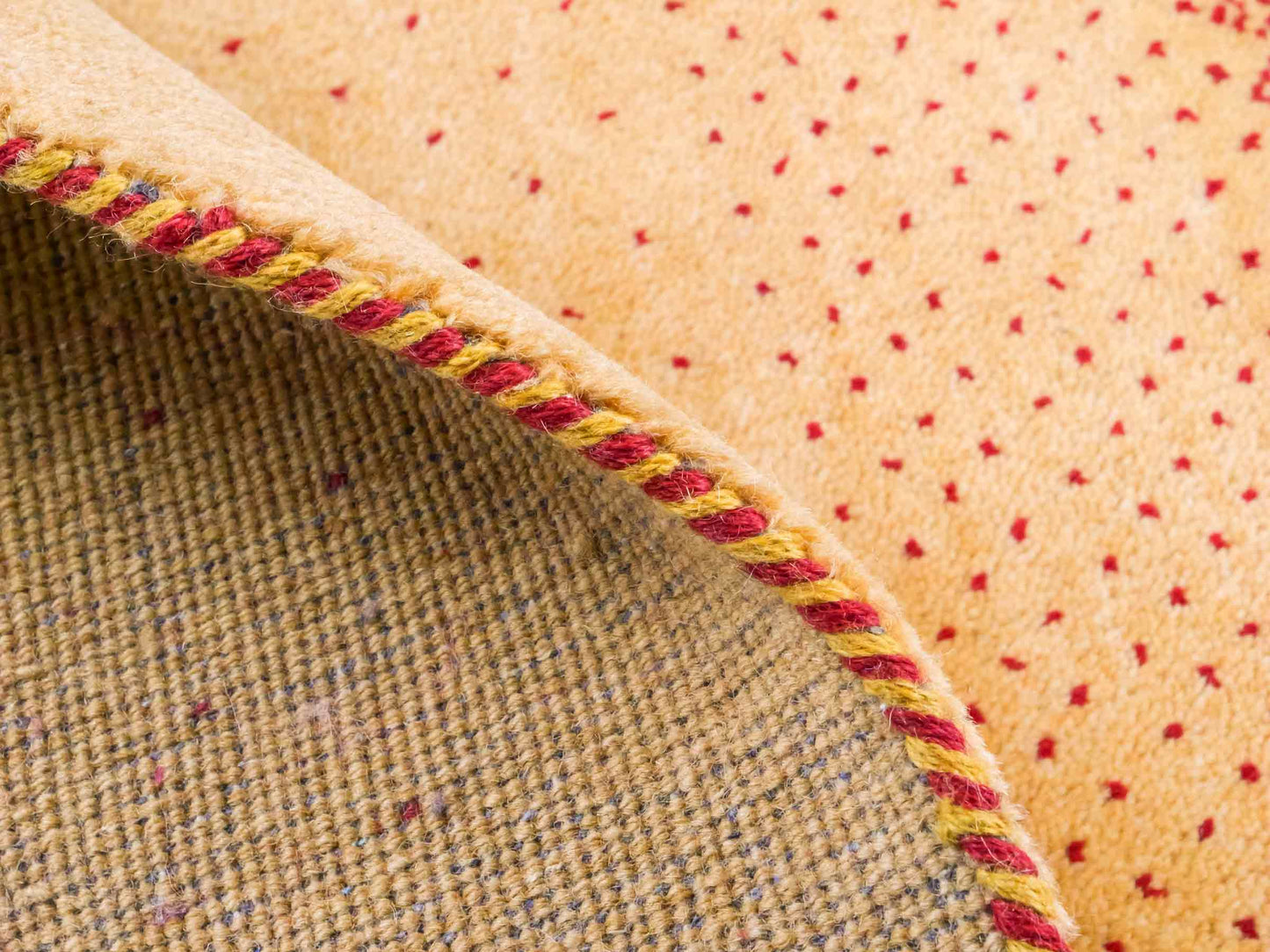 Handgeknüpfter Indo Loribaft Orientteppich von Khademi aus Wolle, gold. Geometrisches Nomaden-Design. Von Hand geknüpft in Indien. Größe: 90x59cm. Teppichnummer: KB4-1753. Verkauf durch Jupiter Intl.