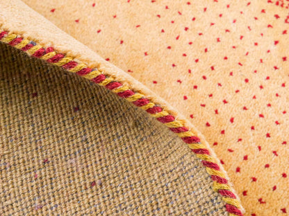 Handgeknüpfter Indo Loribaft Orientteppich von Khademi aus Wolle, gold. Geometrisches Nomaden-Design. Von Hand geknüpft in Indien. Größe: 90x59cm. Teppichnummer: KB4-1753. Verkauf durch Jupiter Intl.