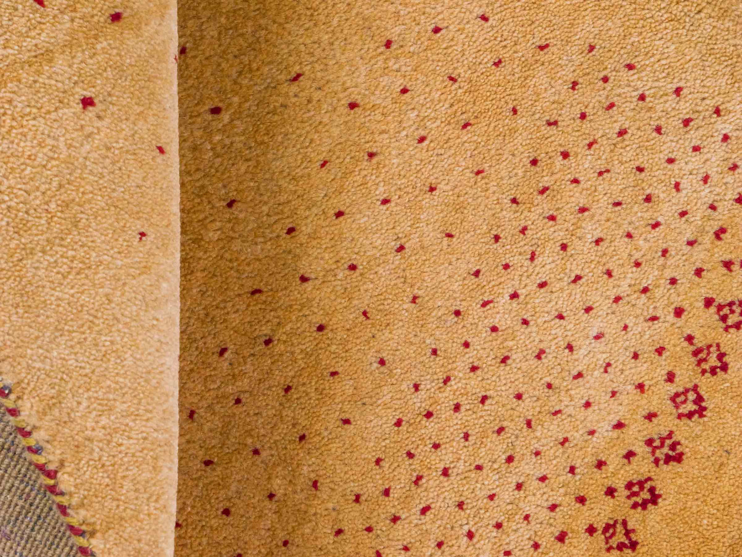 Handgeknüpfter Indo Loribaft Orientteppich von Khademi aus Wolle, gold. Geometrisches Nomaden-Design. Von Hand geknüpft in Indien. Größe: 90x59cm. Teppichnummer: KB4-1753. Verkauf durch Jupiter Intl.