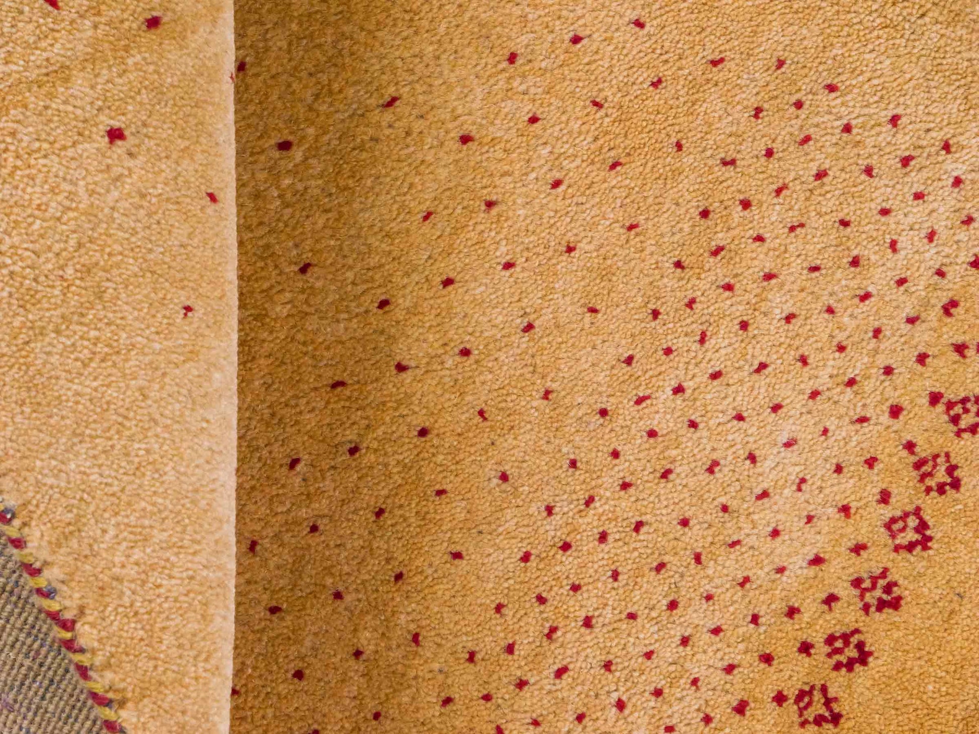 Handgeknüpfter Indo Loribaft Orientteppich von Khademi aus Wolle, gold. Geometrisches Nomaden-Design. Von Hand geknüpft in Indien. Größe: 90x59cm. Teppichnummer: KB4-1753. Verkauf durch Jupiter Intl.