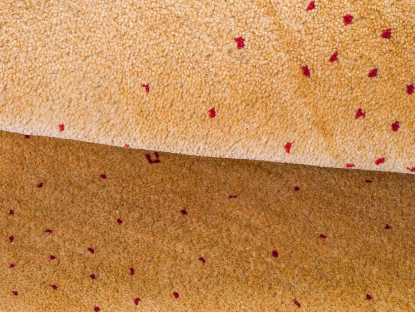 Handgeknüpfter Indo Loribaft Orientteppich von Khademi aus Wolle, gold. Geometrisches Nomaden-Design. Von Hand geknüpft in Indien. Größe: 90x59cm. Teppichnummer: KB4-1753. Verkauf durch Jupiter Intl.