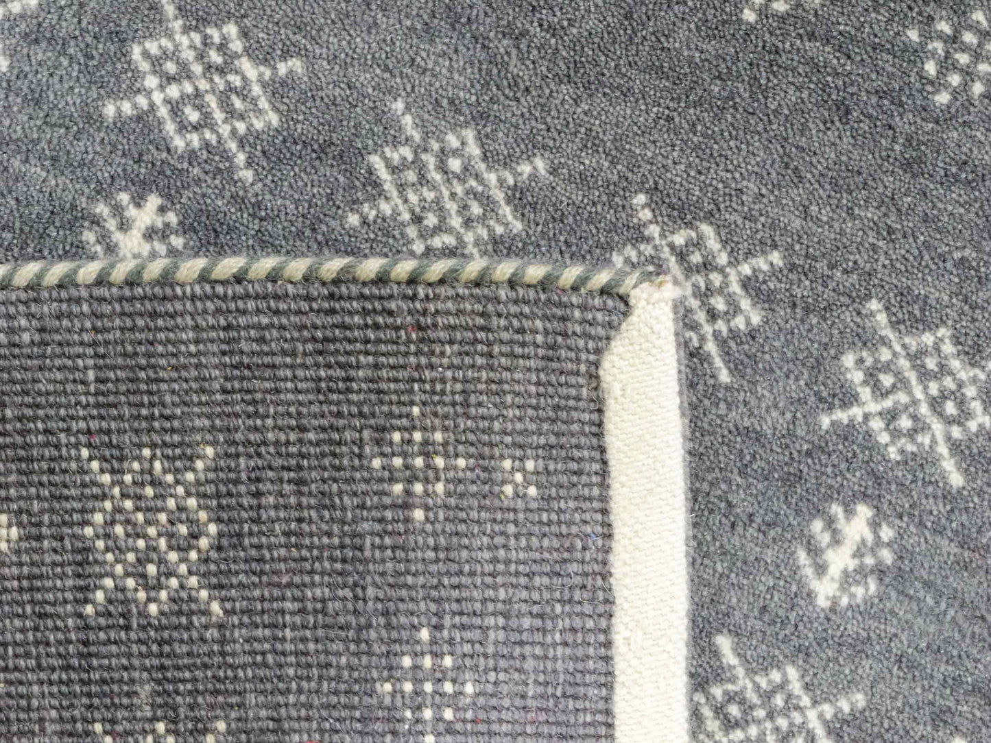 Handgeknüpfter Indo Loribaft Orientteppich von Khademi aus Wolle, grau. Geometrisches Nomaden-Design. Von Hand geknüpft in Indien. Größe: 90x60cm. Teppichnummer: KB4-1751. Verkauf durch Jupiter Intl.