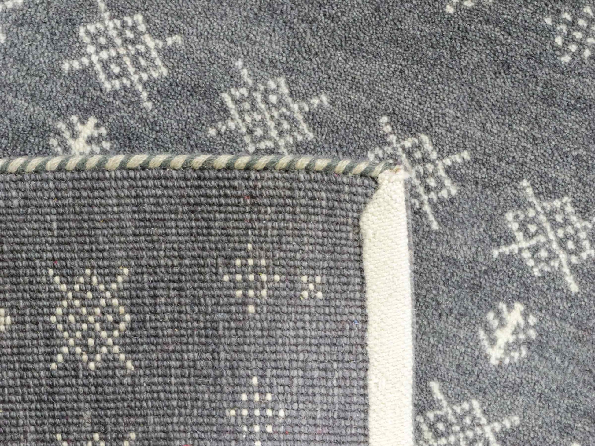 Handgeknüpfter Indo Loribaft Orientteppich von Khademi aus Wolle, grau. Geometrisches Nomaden-Design. Von Hand geknüpft in Indien. Größe: 90x60cm. Teppichnummer: KB4-1751. Verkauf durch Jupiter Intl.