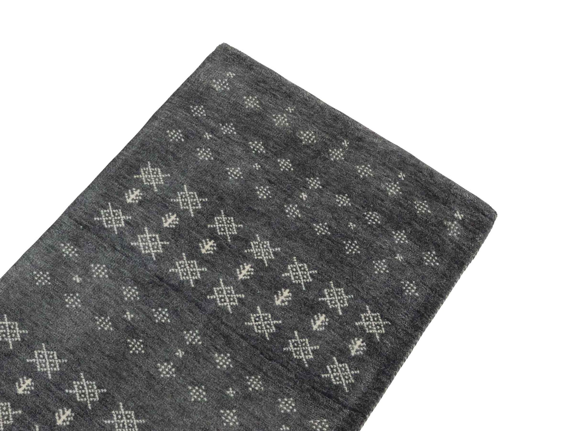 Handgeknüpfter Indo Loribaft Orientteppich von Khademi aus Wolle, grau. Geometrisches Nomaden-Design. Von Hand geknüpft in Indien. Größe: 90x60cm. Teppichnummer: KB4-1751. Verkauf durch Jupiter Intl.