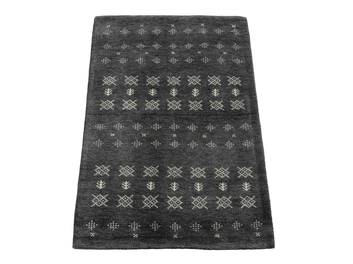 Handgeknüpfter Indo Loribaft Orientteppich von Khademi aus Wolle, grau. Geometrisches Nomaden-Design. Von Hand geknüpft in Indien. Größe: 90x60cm. Teppichnummer: KB4-1751. Verkauf durch Jupiter Intl.