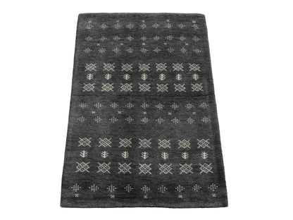 Handgeknüpfter Indo Loribaft Orientteppich von Khademi aus Wolle, grau. Geometrisches Nomaden-Design. Von Hand geknüpft in Indien. Größe: 90x60cm. Teppichnummer: KB4-1751. Verkauf durch Jupiter Intl.