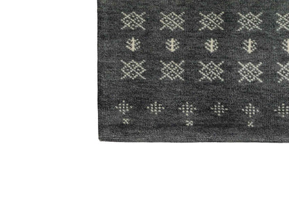 Handgeknüpfter Indo Loribaft Orientteppich von Khademi aus Wolle, grau. Geometrisches Nomaden-Design. Von Hand geknüpft in Indien. Größe: 90x60cm. Teppichnummer: KB4-1751. Verkauf durch Jupiter Intl.