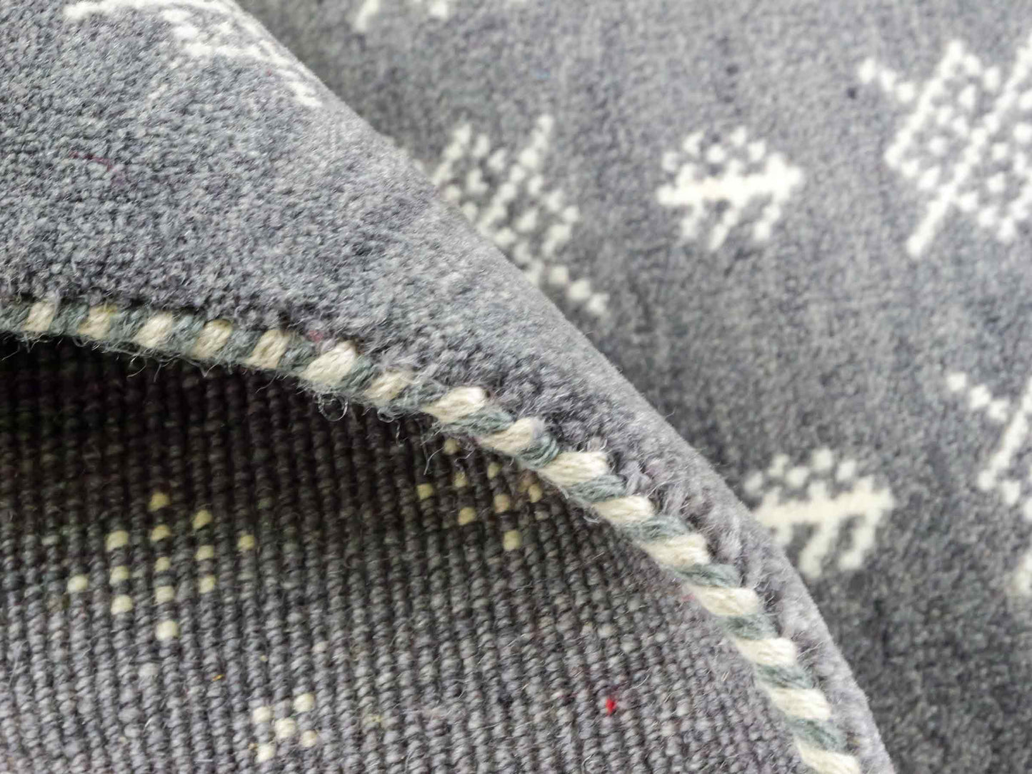 Handgeknüpfter Indo Loribaft Orientteppich von Khademi aus Wolle, grau. Geometrisches Nomaden-Design. Von Hand geknüpft in Indien. Größe: 90x60cm. Teppichnummer: KB4-1751. Verkauf durch Jupiter Intl.