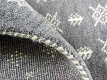 Handgeknüpfter Indo Loribaft Orientteppich von Khademi aus Wolle, grau. Geometrisches Nomaden-Design. Von Hand geknüpft in Indien. Größe: 90x60cm. Teppichnummer: KB4-1751. Verkauf durch Jupiter Intl.