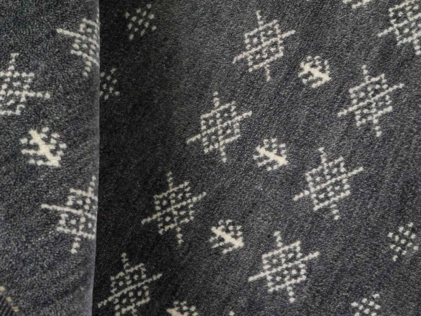 Handgeknüpfter Indo Loribaft Orientteppich von Khademi aus Wolle, grau. Geometrisches Nomaden-Design. Von Hand geknüpft in Indien. Größe: 90x60cm. Teppichnummer: KB4-1751. Verkauf durch Jupiter Intl.