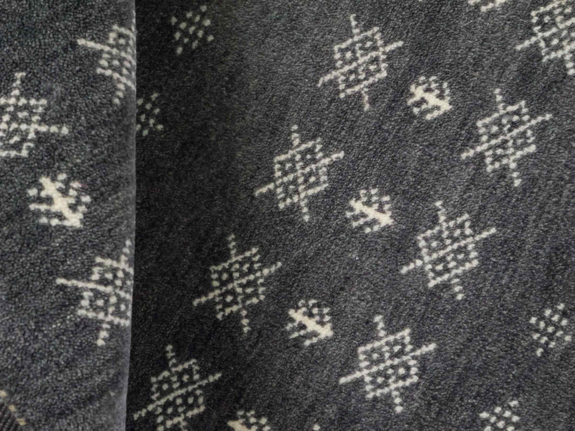 Handgeknüpfter Indo Loribaft Orientteppich von Khademi aus Wolle, grau. Geometrisches Nomaden-Design. Von Hand geknüpft in Indien. Größe: 90x60cm. Teppichnummer: KB4-1751. Verkauf durch Jupiter Intl.