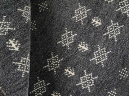 Handgeknüpfter Indo Loribaft Orientteppich von Khademi aus Wolle, grau. Geometrisches Nomaden-Design. Von Hand geknüpft in Indien. Größe: 90x60cm. Teppichnummer: KB4-1751. Verkauf durch Jupiter Intl.