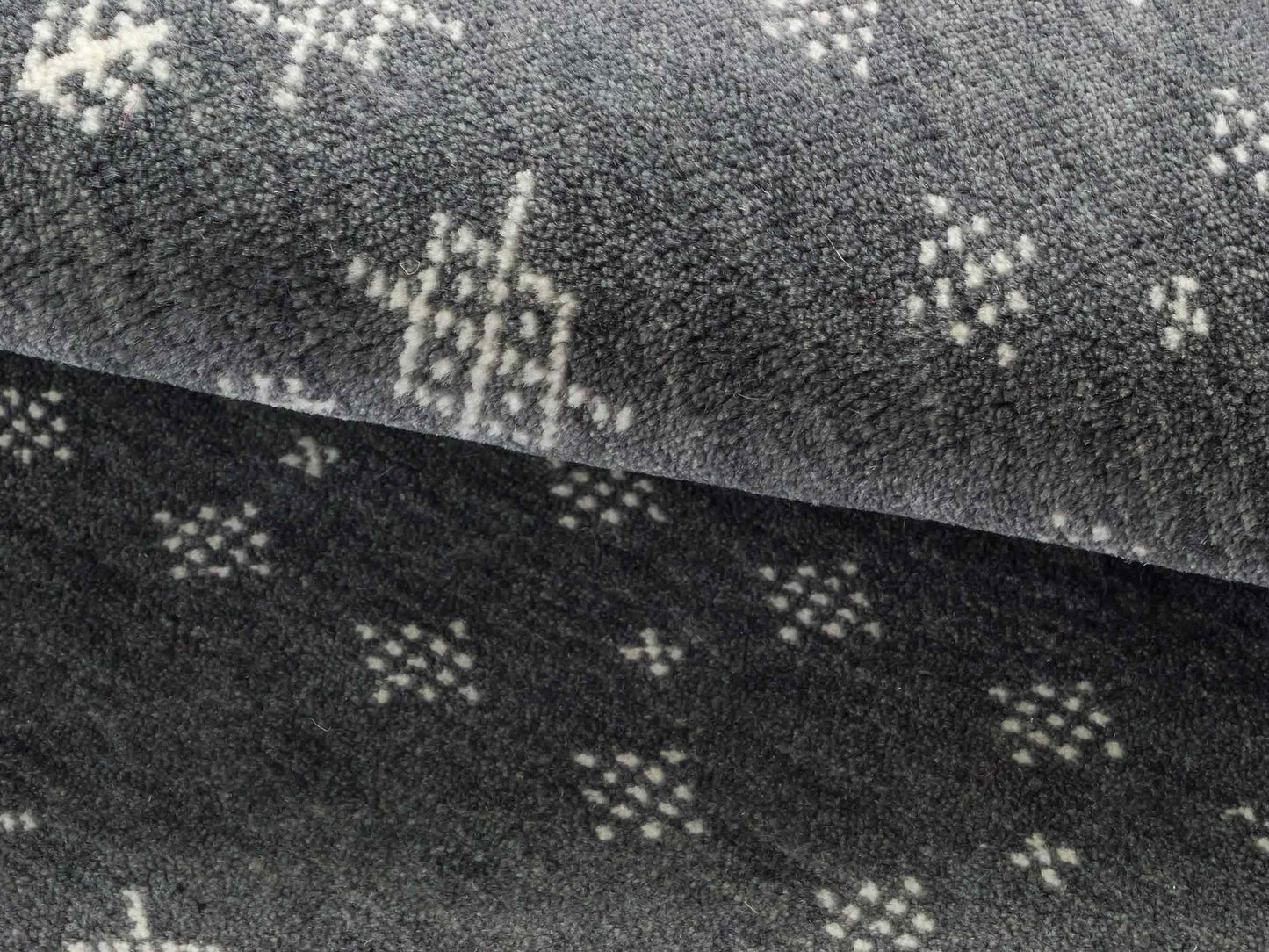 Handgeknüpfter Indo Loribaft Orientteppich von Khademi aus Wolle, grau. Geometrisches Nomaden-Design. Von Hand geknüpft in Indien. Größe: 90x60cm. Teppichnummer: KB4-1751. Verkauf durch Jupiter Intl.