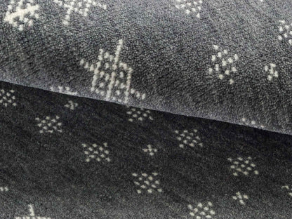 Handgeknüpfter Indo Loribaft Orientteppich von Khademi aus Wolle, grau. Geometrisches Nomaden-Design. Von Hand geknüpft in Indien. Größe: 90x60cm. Teppichnummer: KB4-1751. Verkauf durch Jupiter Intl.