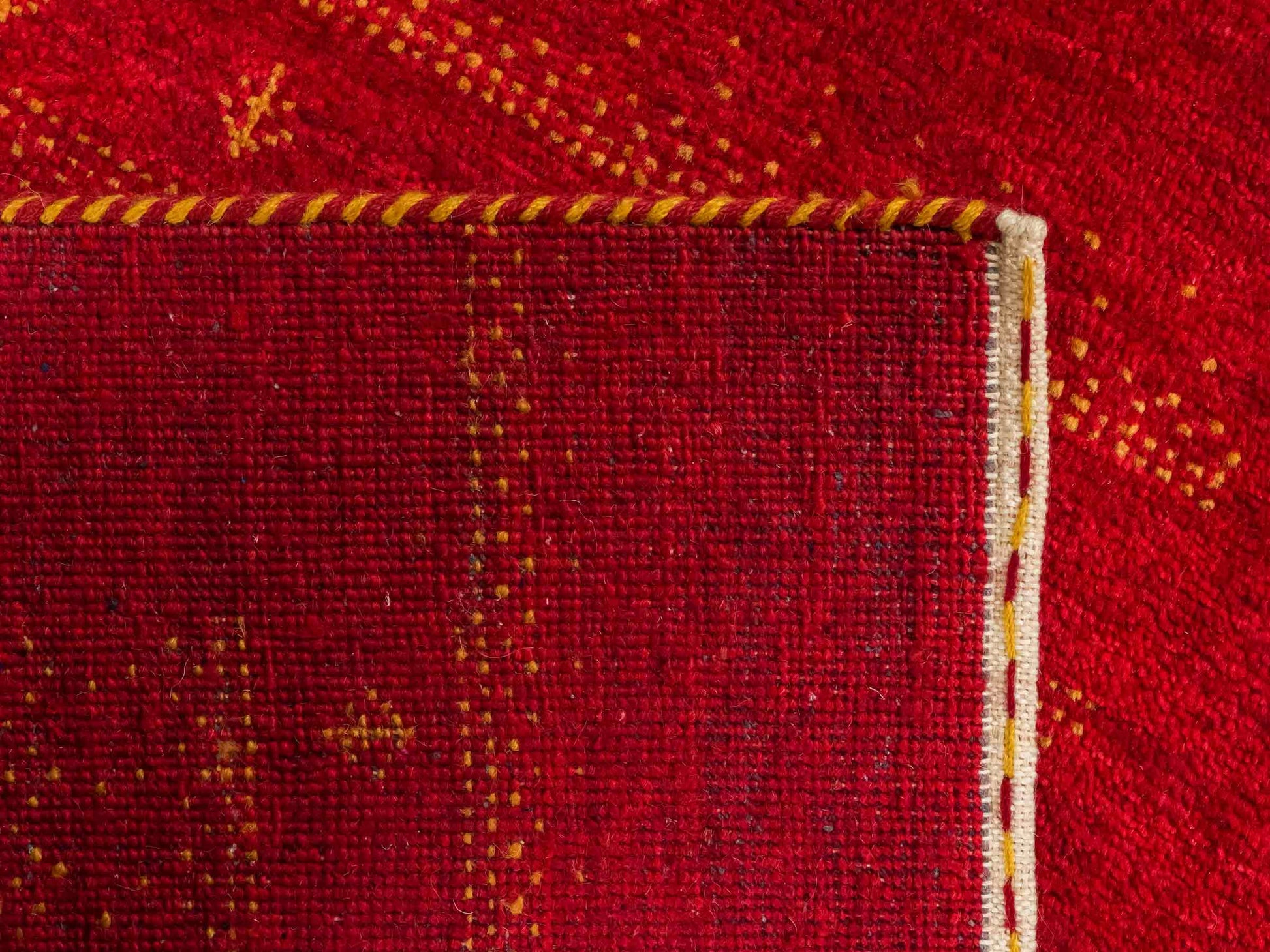 Handgeknüpfter Indo Loribaft Orientteppich von Khademi aus Wolle, rot. Geometrisches Nomaden-Design. Von Hand geknüpft in Indien. Größe: 90x63cm. Teppichnummer: KB4-1756. Verkauf durch Jupiter Intl.