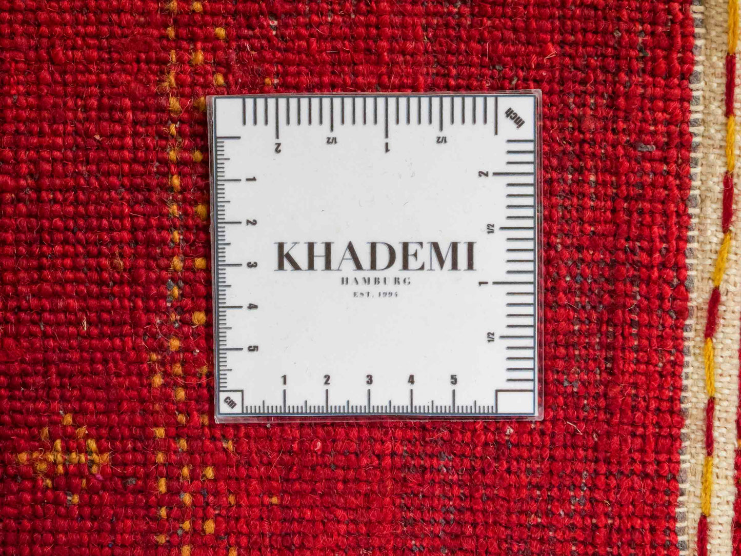 Handgeknüpfter Indo Loribaft Orientteppich von Khademi aus Wolle, rot. Geometrisches Nomaden-Design. Von Hand geknüpft in Indien. Größe: 90x63cm. Teppichnummer: KB4-1756. Verkauf durch Jupiter Intl.