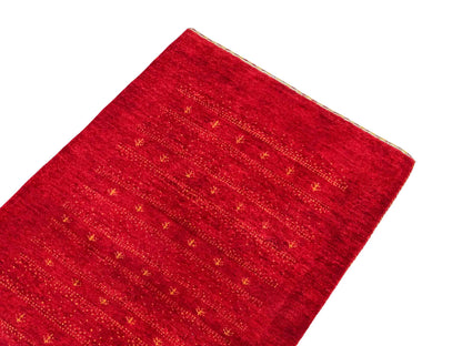 Handgeknüpfter Indo Loribaft Orientteppich von Khademi aus Wolle, rot. Geometrisches Nomaden-Design. Von Hand geknüpft in Indien. Größe: 90x63cm. Teppichnummer: KB4-1756. Verkauf durch Jupiter Intl.