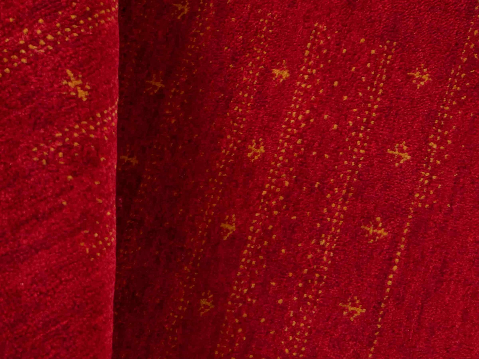 Handgeknüpfter Indo Loribaft Orientteppich von Khademi aus Wolle, rot. Geometrisches Nomaden-Design. Von Hand geknüpft in Indien. Größe: 90x63cm. Teppichnummer: KB4-1756. Verkauf durch Jupiter Intl.