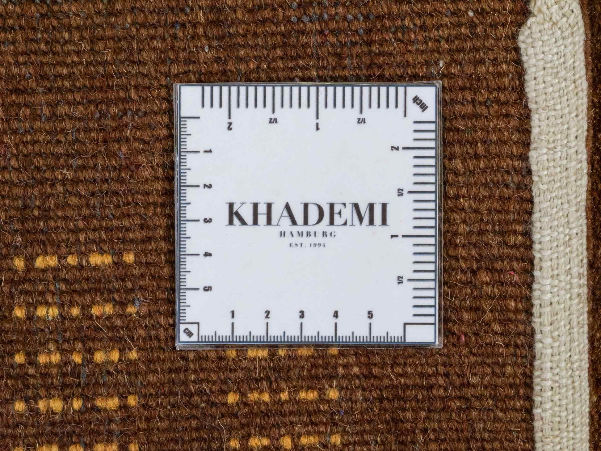 Handgeknüpfter Indo Loribaft Orientteppich von Khademi aus Wolle, braun. Geometrisches Nomaden-Design. Von Hand geknüpft in Indien. Größe: 91x61cm. Teppichnummer: KB4-1757. Verkauf durch Jupiter Intl.