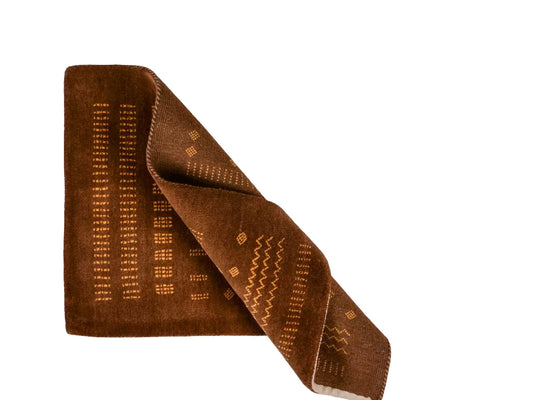 Handgeknüpfter Indo Loribaft Orientteppich von Khademi aus Wolle, braun. Geometrisches Nomaden-Design. Von Hand geknüpft in Indien. Größe: 91x61cm. Teppichnummer: KB4-1757. Verkauf durch Jupiter Intl.