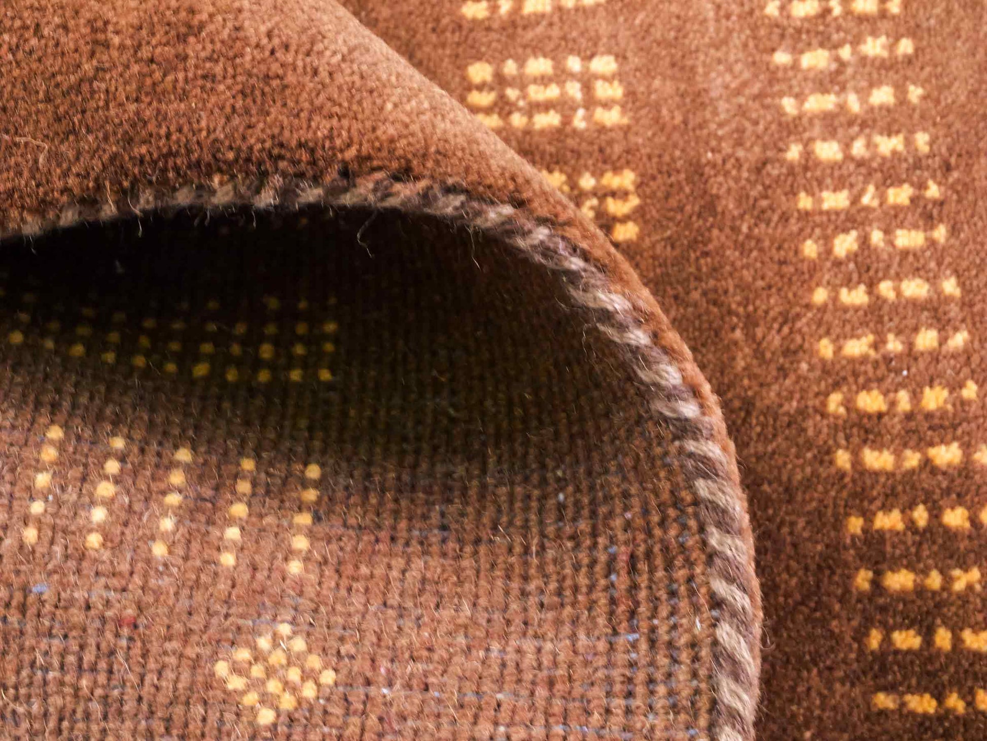 Handgeknüpfter Indo Loribaft Orientteppich von Khademi aus Wolle, braun. Geometrisches Nomaden-Design. Von Hand geknüpft in Indien. Größe: 91x61cm. Teppichnummer: KB4-1757. Verkauf durch Jupiter Intl.