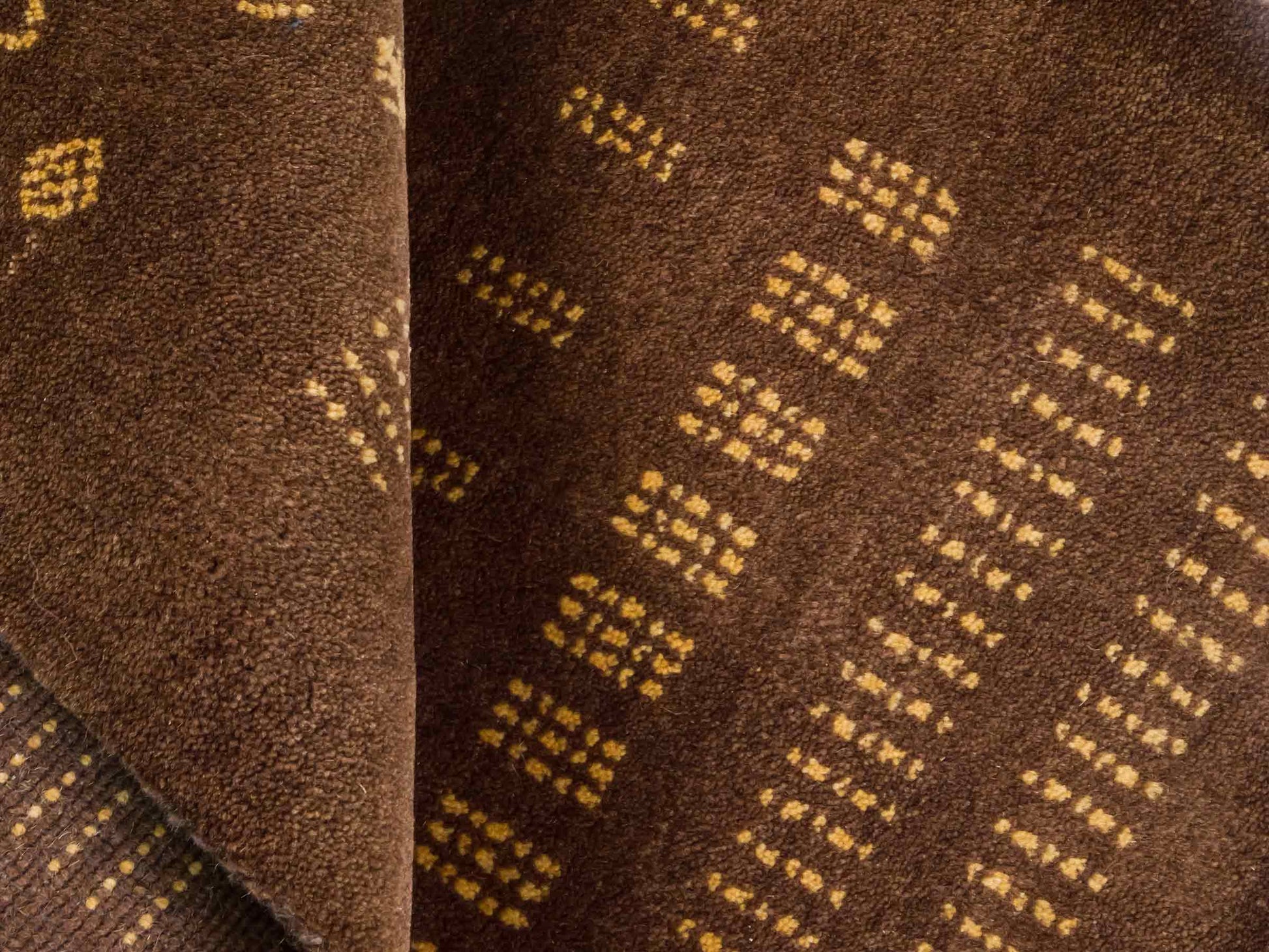 Handgeknüpfter Indo Loribaft Orientteppich von Khademi aus Wolle, braun. Geometrisches Nomaden-Design. Von Hand geknüpft in Indien. Größe: 91x61cm. Teppichnummer: KB4-1757. Verkauf durch Jupiter Intl.