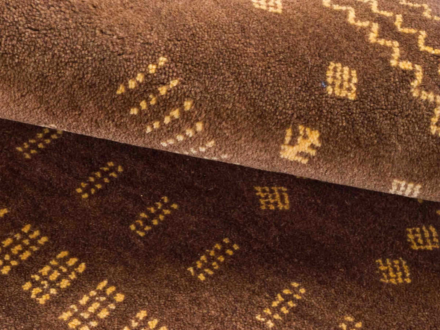 Handgeknüpfter Indo Loribaft Orientteppich von Khademi aus Wolle, braun. Geometrisches Nomaden-Design. Von Hand geknüpft in Indien. Größe: 91x61cm. Teppichnummer: KB4-1757. Verkauf durch Jupiter Intl.