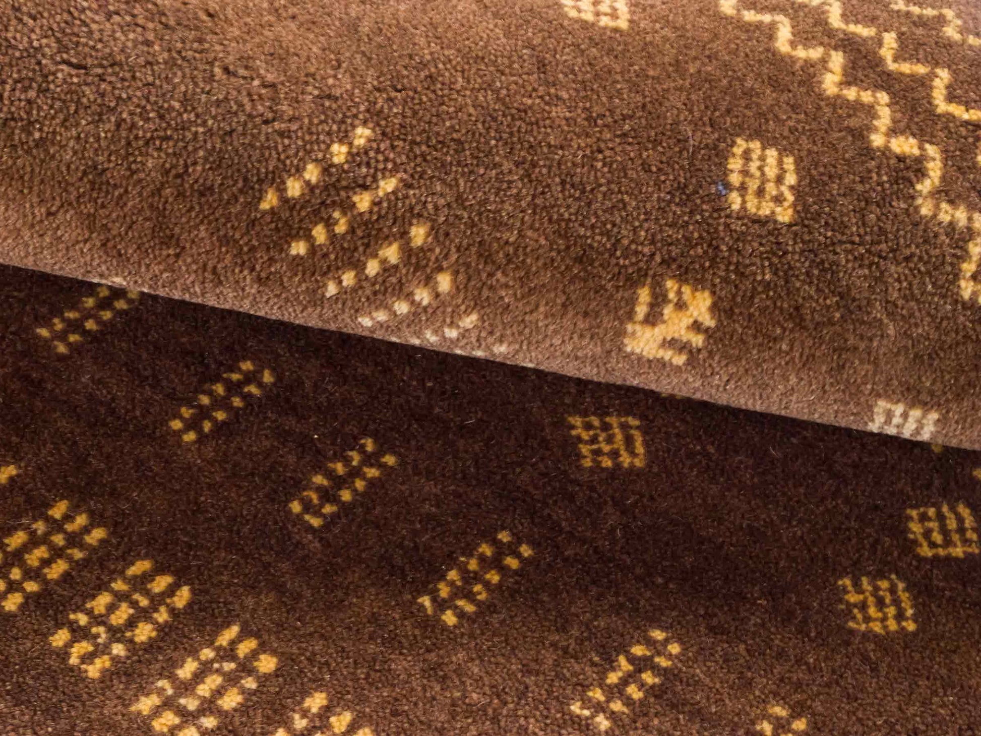 Handgeknüpfter Indo Loribaft Orientteppich von Khademi aus Wolle, braun. Geometrisches Nomaden-Design. Von Hand geknüpft in Indien. Größe: 91x61cm. Teppichnummer: KB4-1757. Verkauf durch Jupiter Intl.