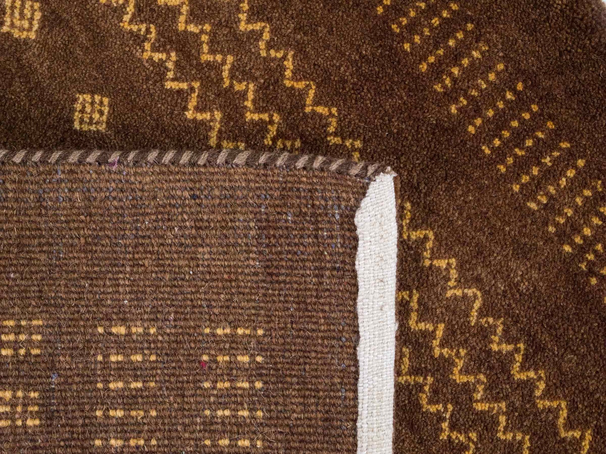 Handgeknüpfter Indo Loribaft Orientteppich von Khademi aus Wolle, braun. Geometrisches Nomaden-Design. Von Hand geknüpft in Indien. Größe: 91x61cm. Teppichnummer: KB4-1758. Verkauf durch Jupiter Intl.