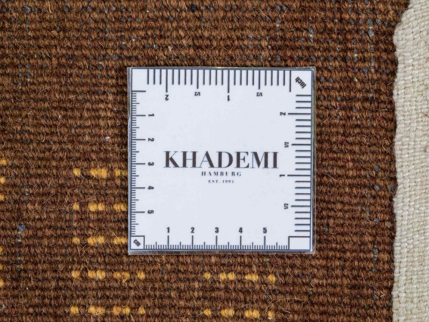 Handgeknüpfter Indo Loribaft Orientteppich von Khademi aus Wolle, braun. Geometrisches Nomaden-Design. Von Hand geknüpft in Indien. Größe: 91x61cm. Teppichnummer: KB4-1758. Verkauf durch Jupiter Intl.