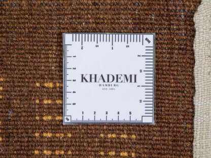 Handgeknüpfter Indo Loribaft Orientteppich von Khademi aus Wolle, braun. Geometrisches Nomaden-Design. Von Hand geknüpft in Indien. Größe: 91x61cm. Teppichnummer: KB4-1758. Verkauf durch Jupiter Intl.