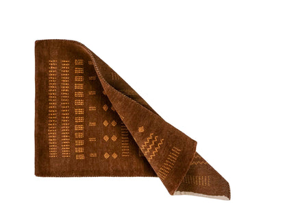 Handgeknüpfter Indo Loribaft Orientteppich von Khademi aus Wolle, braun. Geometrisches Nomaden-Design. Von Hand geknüpft in Indien. Größe: 91x61cm. Teppichnummer: KB4-1758. Verkauf durch Jupiter Intl.