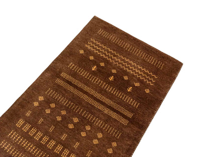 Handgeknüpfter Indo Loribaft Orientteppich von Khademi aus Wolle, braun. Geometrisches Nomaden-Design. Von Hand geknüpft in Indien. Größe: 91x61cm. Teppichnummer: KB4-1758. Verkauf durch Jupiter Intl.
