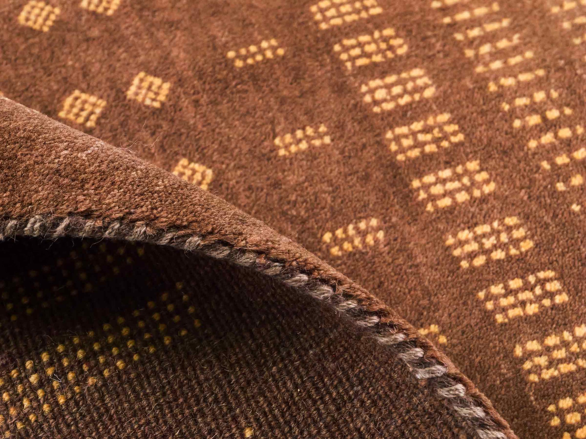 Handgeknüpfter Indo Loribaft Orientteppich von Khademi aus Wolle, braun. Geometrisches Nomaden-Design. Von Hand geknüpft in Indien. Größe: 91x61cm. Teppichnummer: KB4-1758. Verkauf durch Jupiter Intl.