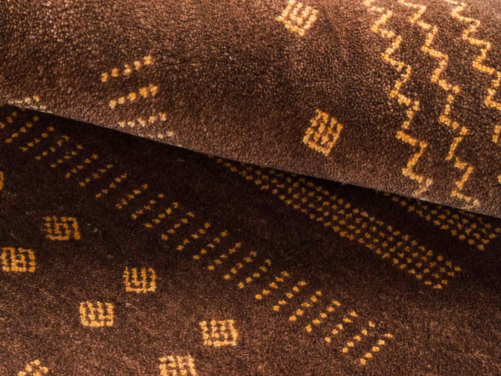 Handgeknüpfter Indo Loribaft Orientteppich von Khademi aus Wolle, braun. Geometrisches Nomaden-Design. Von Hand geknüpft in Indien. Größe: 91x61cm. Teppichnummer: KB4-1758. Verkauf durch Jupiter Intl.