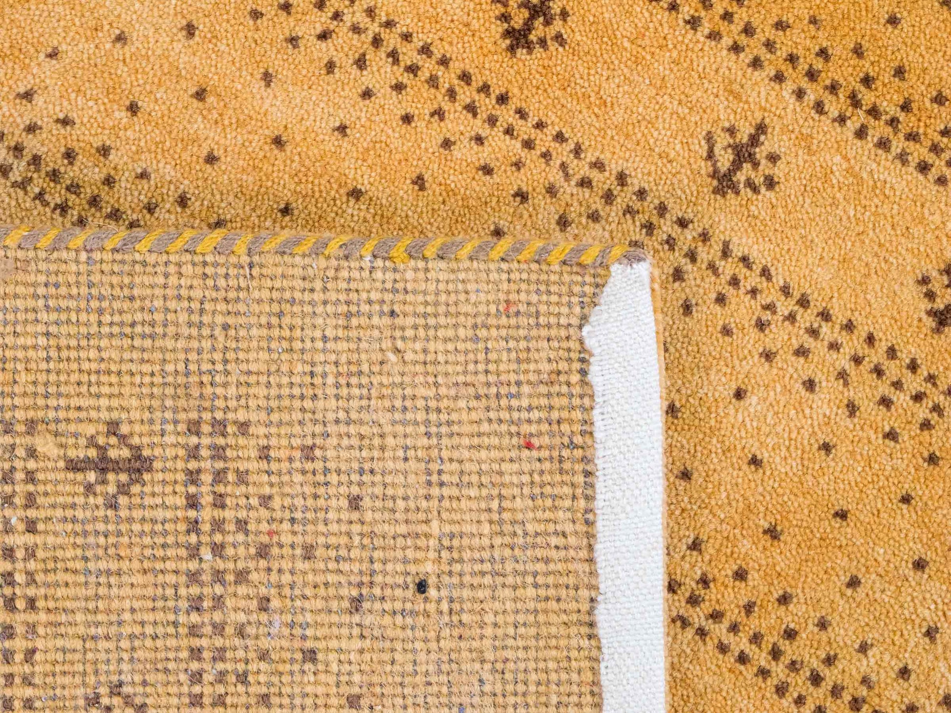 Handgeknüpfter Indo Loribaft Orientteppich von Khademi aus Wolle, gold. Geometrisches Nomaden-Design. Von Hand geknüpft in Indien. Größe: 91x61cm. Teppichnummer: KB4-1744. Verkauf durch Jupiter Intl.