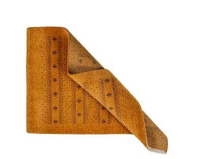 Handgeknüpfter Indo Loribaft Orientteppich von Khademi aus Wolle, gold. Geometrisches Nomaden-Design. Von Hand geknüpft in Indien. Größe: 91x61cm. Teppichnummer: KB4-1744. Verkauf durch Jupiter Intl.