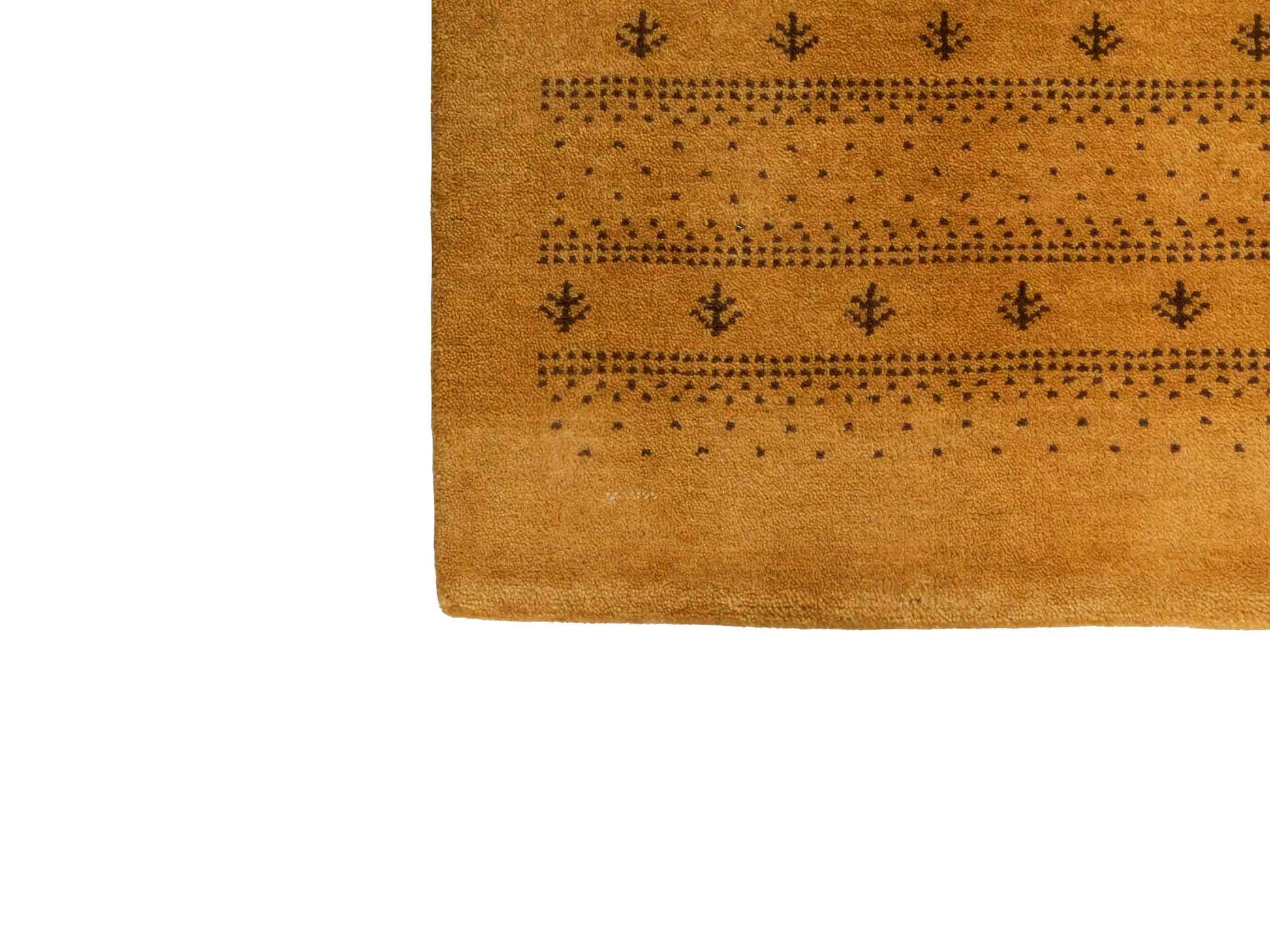 Handgeknüpfter Indo Loribaft Orientteppich von Khademi aus Wolle, gold. Geometrisches Nomaden-Design. Von Hand geknüpft in Indien. Größe: 91x61cm. Teppichnummer: KB4-1744. Verkauf durch Jupiter Intl.