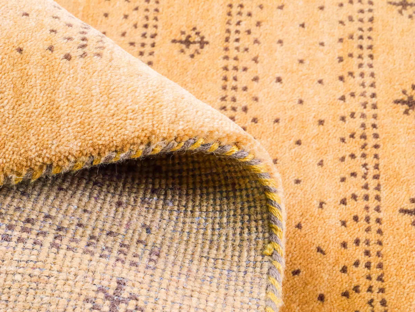 Handgeknüpfter Indo Loribaft Orientteppich von Khademi aus Wolle, gold. Geometrisches Nomaden-Design. Von Hand geknüpft in Indien. Größe: 91x61cm. Teppichnummer: KB4-1744. Verkauf durch Jupiter Intl.