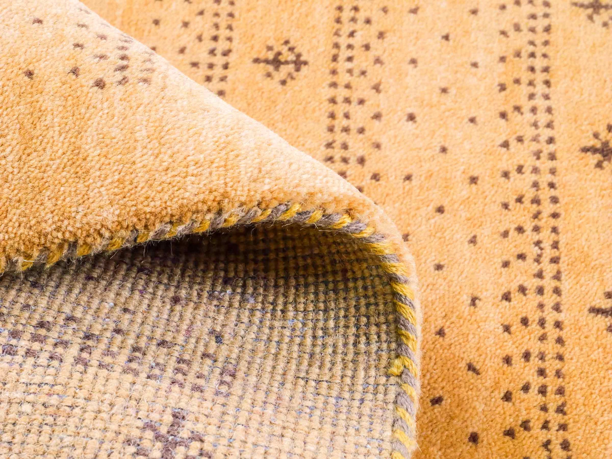 Handgeknüpfter Indo Loribaft Orientteppich von Khademi aus Wolle, gold. Geometrisches Nomaden-Design. Von Hand geknüpft in Indien. Größe: 91x61cm. Teppichnummer: KB4-1744. Verkauf durch Jupiter Intl.